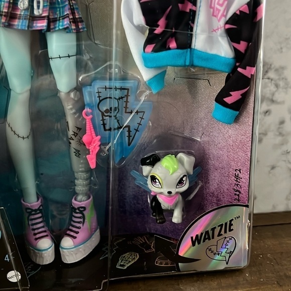 Monster High Doll Frankie Stein with Accessories & Pet Posable - Picture 6 of 9